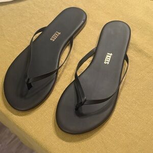 Tkees black flip flops